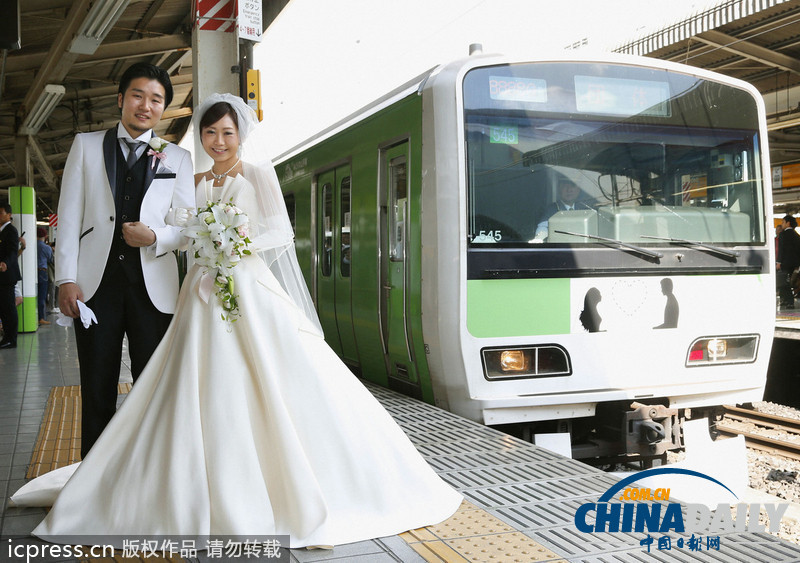 日本新人舉行獨(dú)特婚禮 “包下輕軌”環(huán)游東京