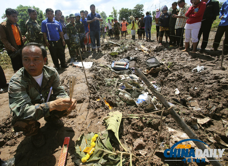老撾墜機(jī)現(xiàn)場(chǎng)圖曝光 軍方正開展遺體打撈工作