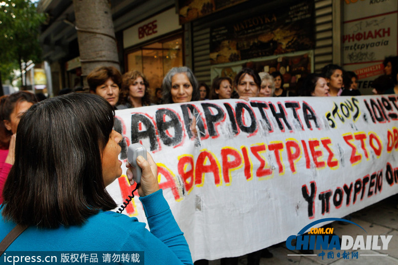 希臘財長稱父母僅“吃低保” 民眾回以諷刺集體捐贈食物