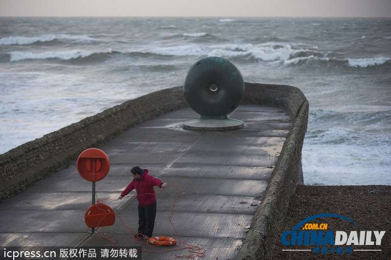 英國迎戰(zhàn)“颶風級”風暴 海陸空交通大受影響（高清組圖）