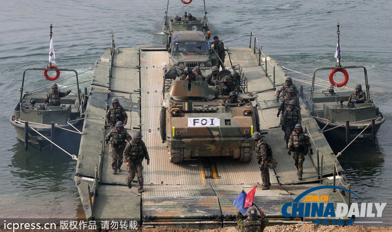 韓國漢江舉行護(hù)國軍演 裝甲車齊出動(dòng)（組圖）