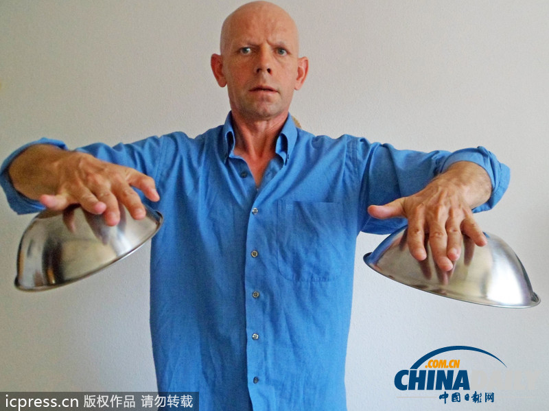 現實版“萬磁王“！德男子用念力控制吸附金屬