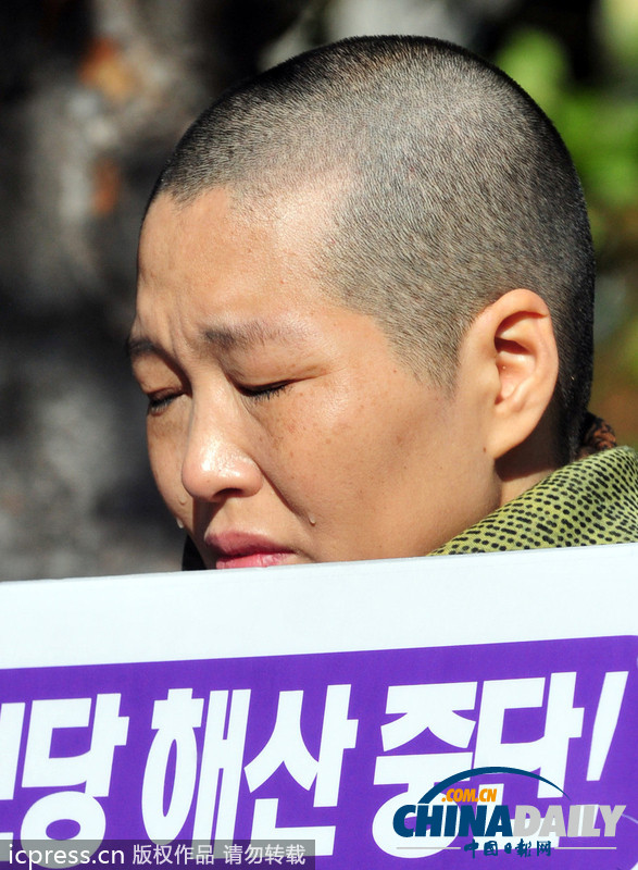 韓統合進步黨削發議員跪地 抗議政府要求解散政黨
