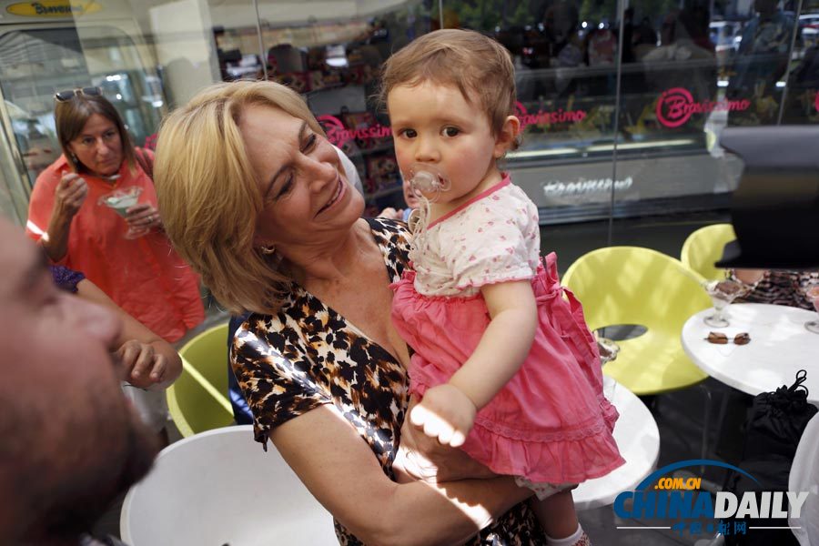 智利右翼政黨女總統(tǒng)候選人逗狗狗、抱女孩秀親民（高清組圖）