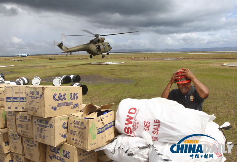 菲律賓空軍向臺風(fēng)災(zāi)區(qū)投擲糧食 災(zāi)民奔跑搶奪