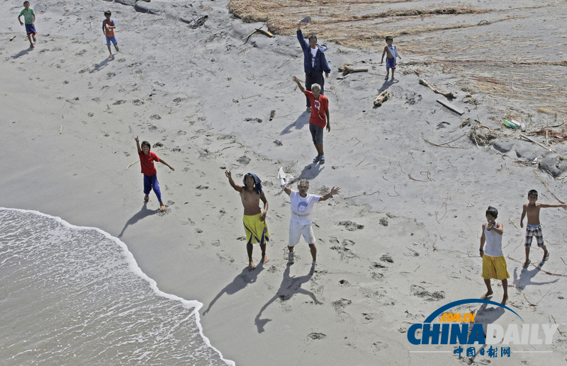 菲律賓空軍向臺風災區投擲糧食 災民奔跑搶奪