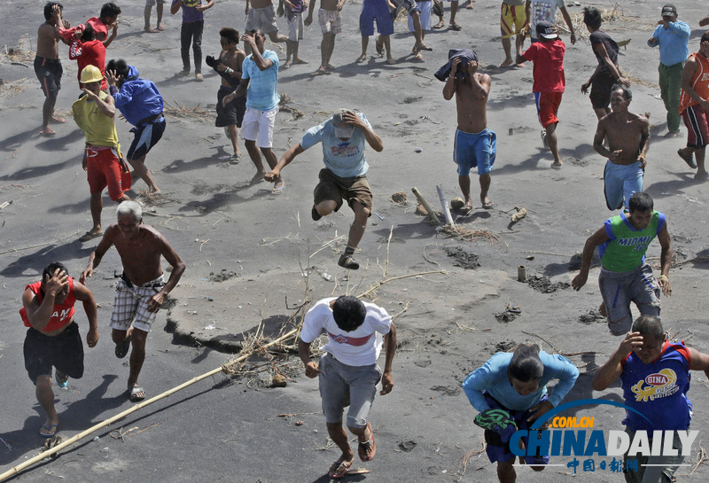菲律賓空軍向臺風災區投擲糧食 災民奔跑搶奪