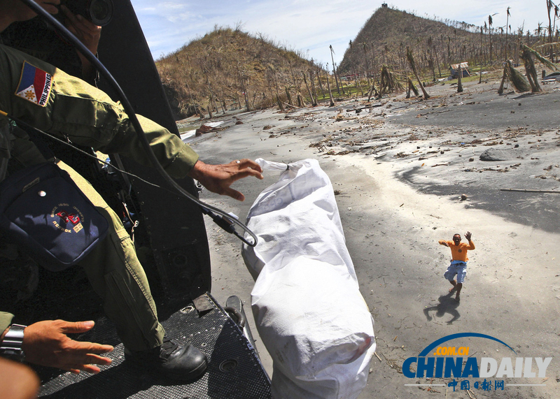 菲律賓空軍向臺風災區投擲糧食 災民奔跑搶奪