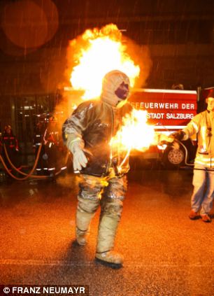 奧地利“人體火炬”燃燒近6分鐘 創造新世界紀錄