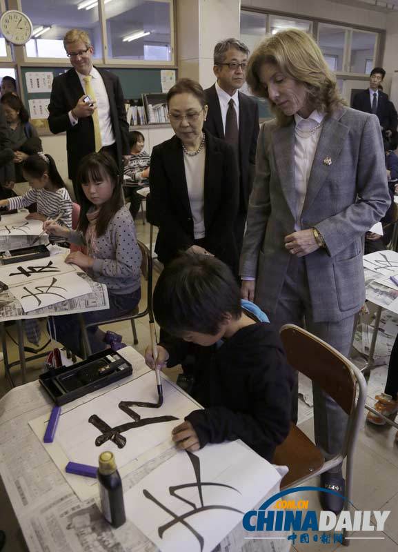 美新任駐日大使訪問日本海嘯災(zāi)區(qū) 展示書法“友”字