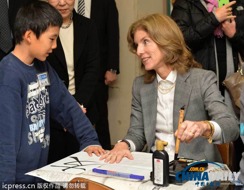 美新任駐日大使訪問日本海嘯災區 展示書法“友”字