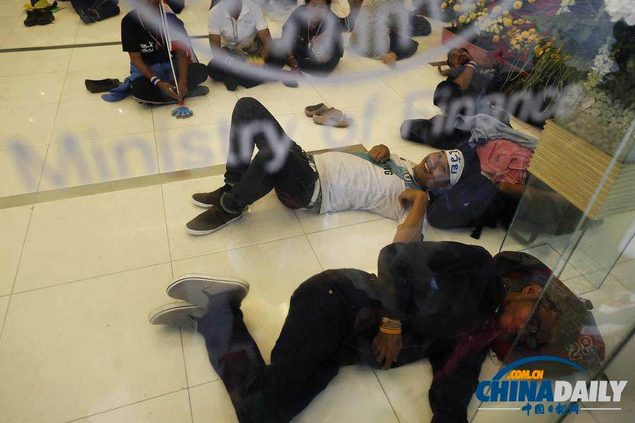 泰國反對派“占領(lǐng)”財政部 逼英拉下臺