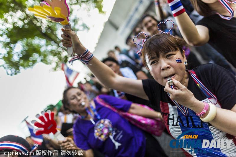 英拉稱(chēng)不會(huì)武力驅(qū)散示威 警民和諧相處互贈(zèng)花朵