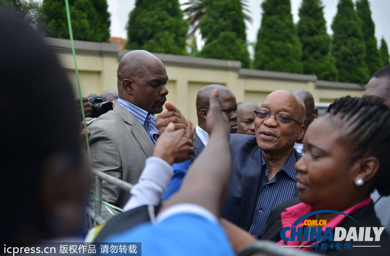 南非總統祖馬探望曼德拉家人 向悼念者揮手致意