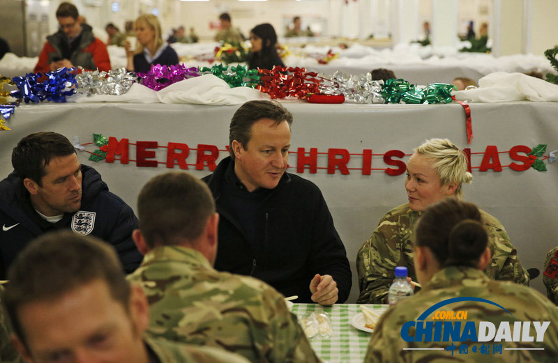 卡梅倫訪問(wèn)駐阿富汗英軍 與大兵同吃同住