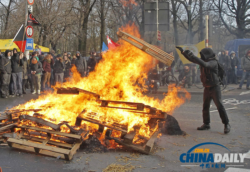 比利時市民點(diǎn)燃火堆抗議歐盟峰會議題
