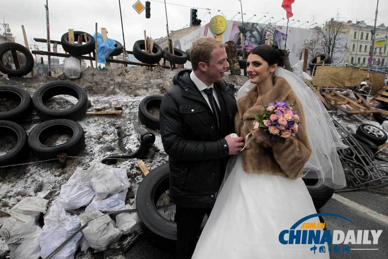 烏克蘭示威者樂趣多 恩愛情侶于獨(dú)立廣場(chǎng)成婚（圖）