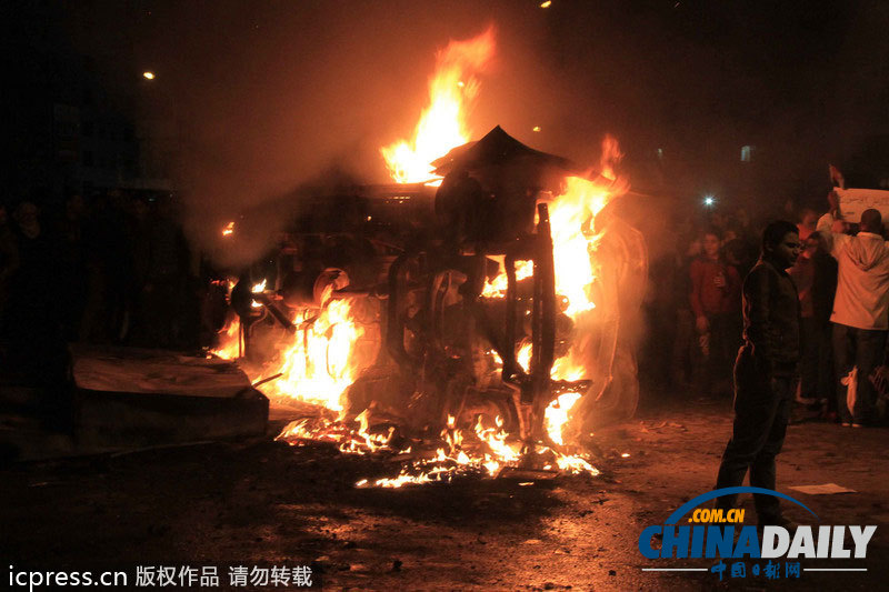 憤怒埃及民眾焚燒小公交車 車主支持穆兄會(huì)