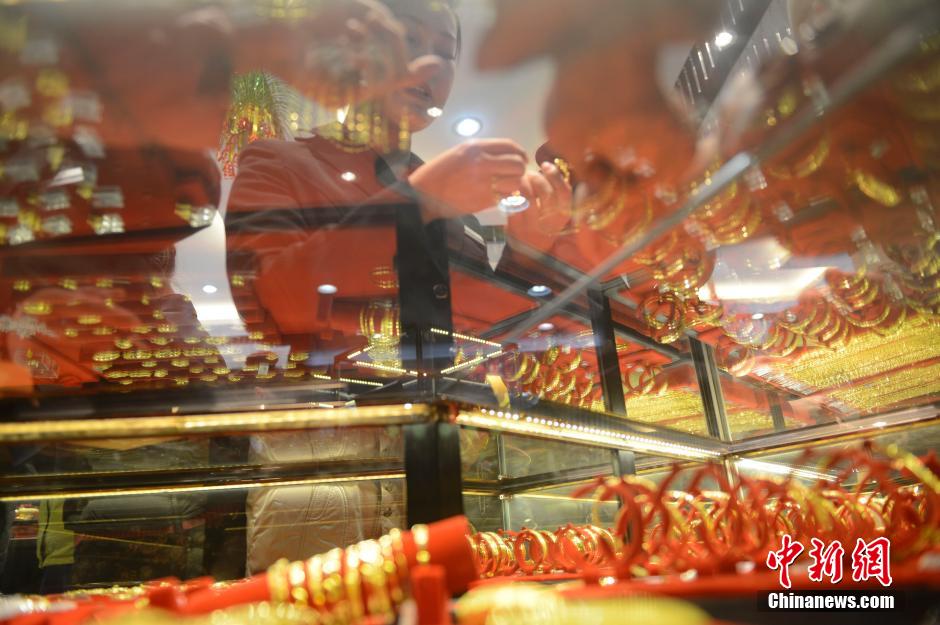 圣誕節中國多地黃金價格再降 民眾蜂擁搶購