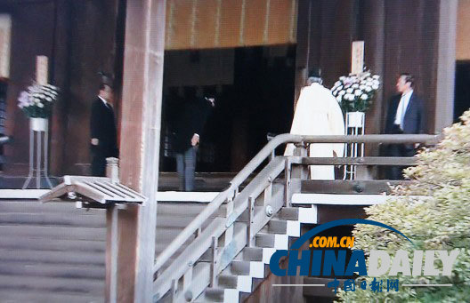 安倍晉三在神職人員引領(lǐng)下參拜靖國神社