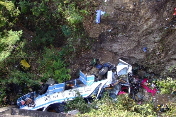 圖：泰國客車墜峽谷數(shù)十人死傷 司機(jī)疑疲勞駕駛