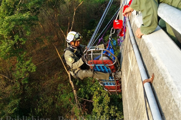 圖：泰國客車墜峽谷數(shù)十人死傷 司機疑疲勞駕駛
