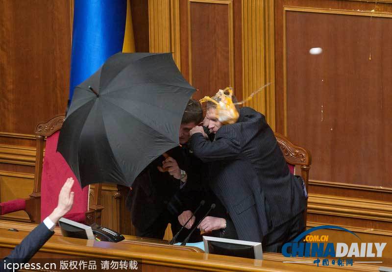 盤點外國議會上議員“肉搏戰(zhàn)”摔跤鎖喉扔雞蛋