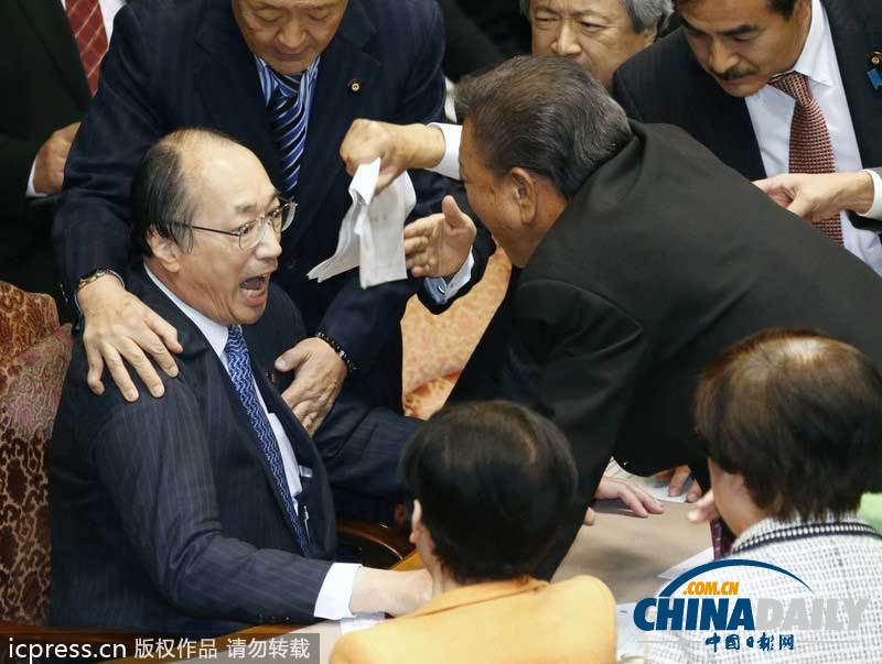 盤點(diǎn)外國議會上議員“肉搏戰(zhàn)”摔跤鎖喉扔雞蛋