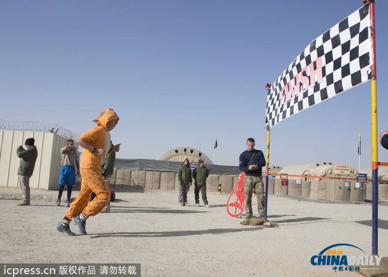 超人、天線寶寶齊上陣：駐阿英軍奇裝賽跑迎新年
