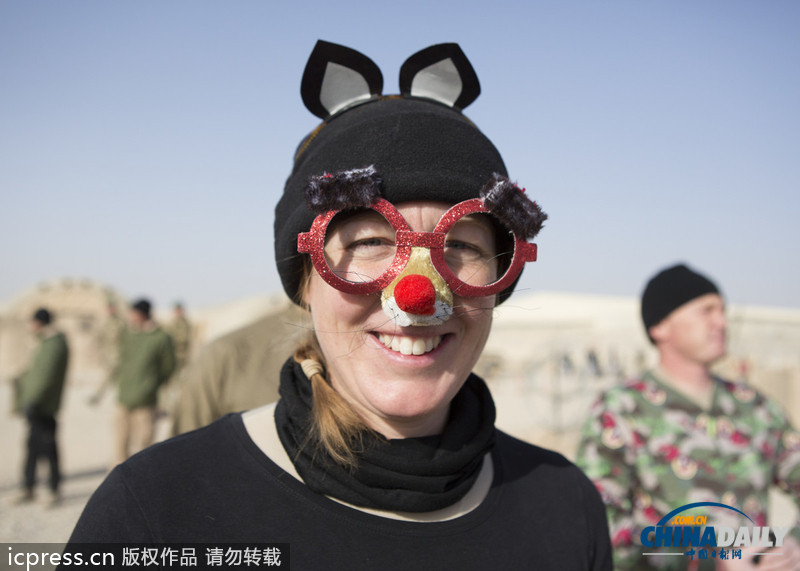 超人、天線寶寶齊上陣：駐阿英軍奇裝賽跑迎新年