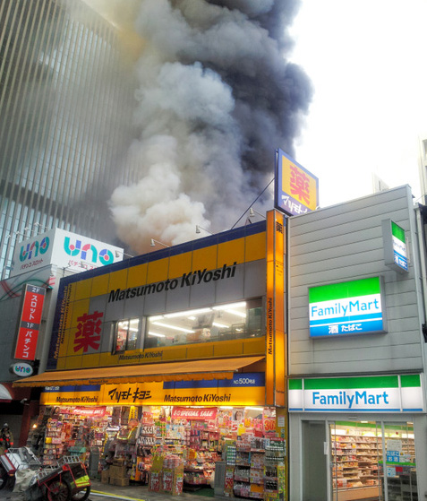 東京地鐵站附近發生大火 已燒毀4棟建筑物（圖）