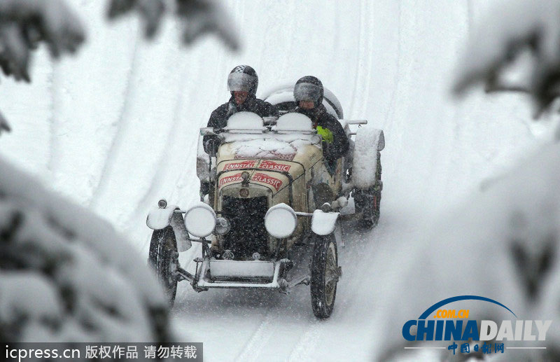 2014普拉耐經(jīng)典賽開幕 百歲老爺車暴雪中前行
