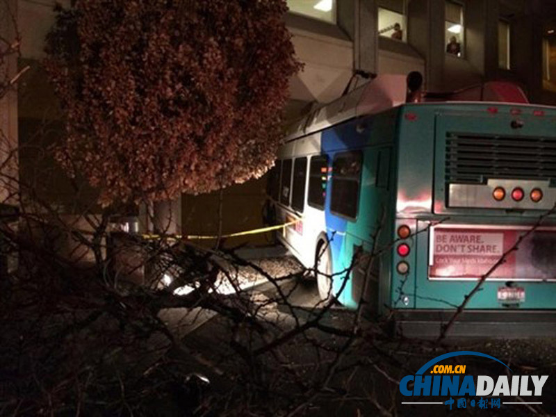 美國一公交車撞進(jìn)建筑停車場 懸掛半空驚險(xiǎn)嚇人