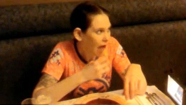 不足3分鐘狂吞4斤牛排!美國女大胃王刷新世界紀錄