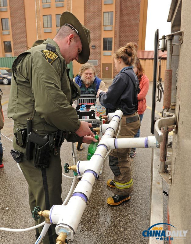 美化學物質外泄污染河流致30萬人斷水 引發搶購潮