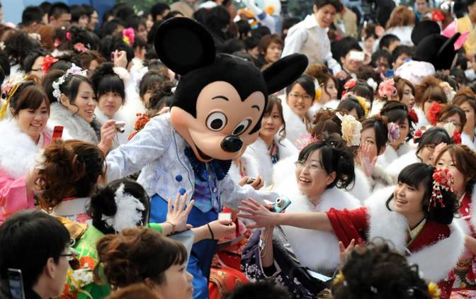 表演弓道、游迪斯尼 日本年輕人放假一天歡度成人節(jié)