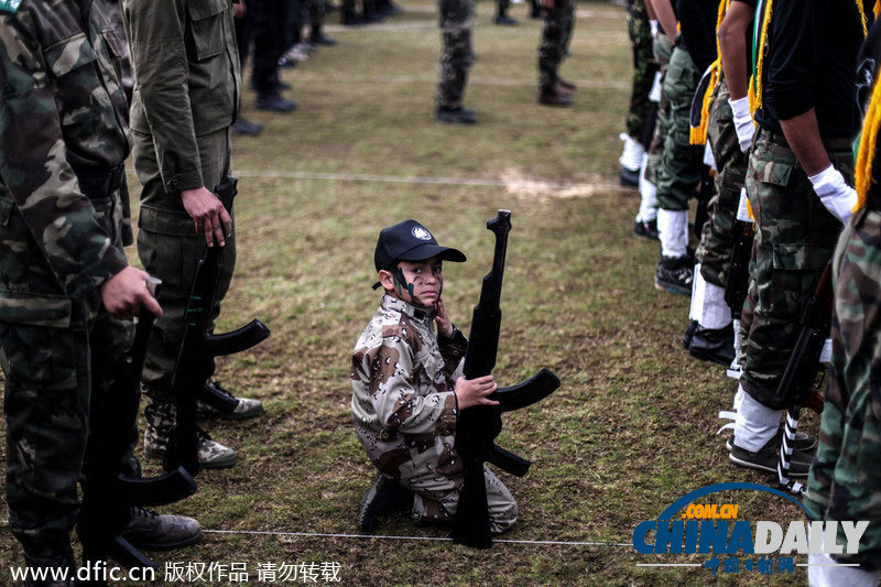巴勒斯坦學生軍事訓練畢業式 有模有樣不輸真士兵
