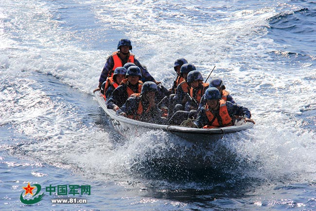 南海艦隊某登陸艦支隊在南海某海域展開突擊登陸演練