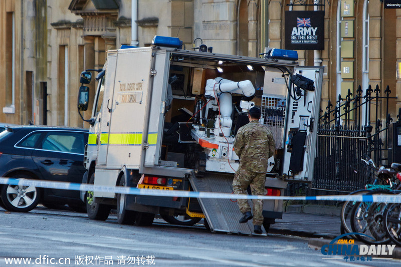 牛津大學征兵辦收到疑似炸彈包裹 英國軍方出動機器人排爆