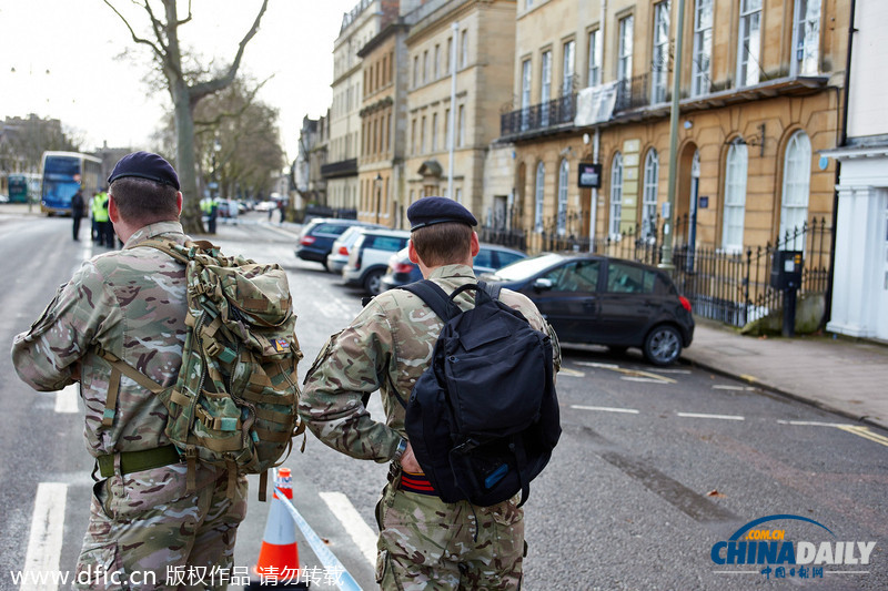 牛津大學征兵辦收到疑似炸彈包裹 英國軍方出動機器人排爆