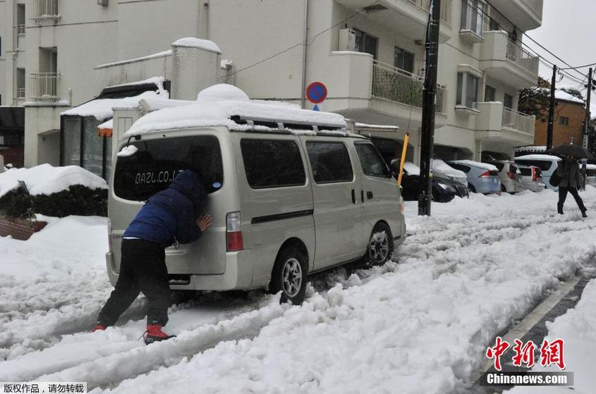 日本關東遭遇暴雪 路面積雪嚴重交通混亂