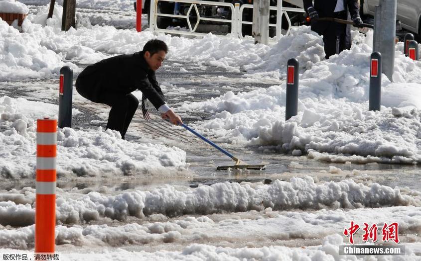 日本關東遭遇暴雪 路面積雪嚴重交通混亂