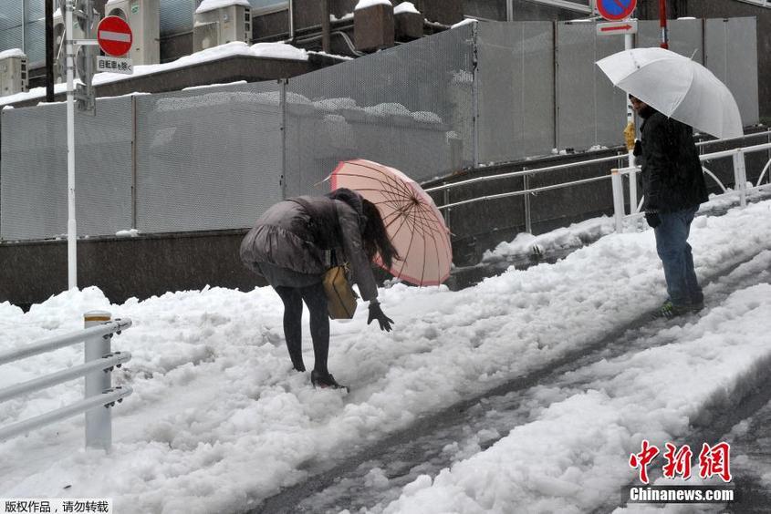 日本關東遭遇暴雪 路面積雪嚴重交通混亂