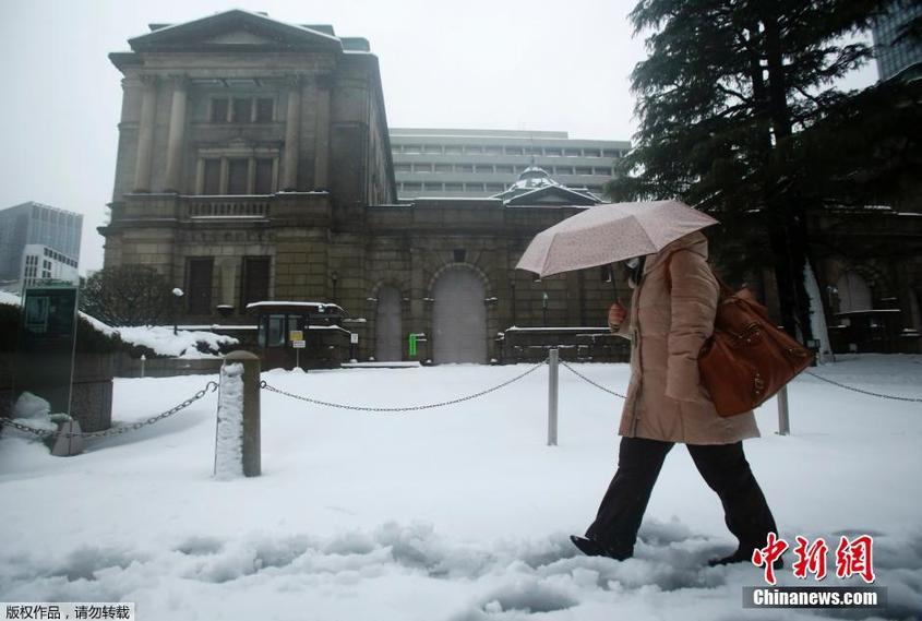 日本關東遭遇暴雪 路面積雪嚴重交通混亂
