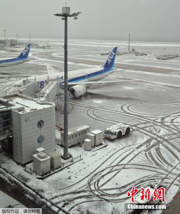日本關東遭遇暴雪 路面積雪嚴重交通混亂