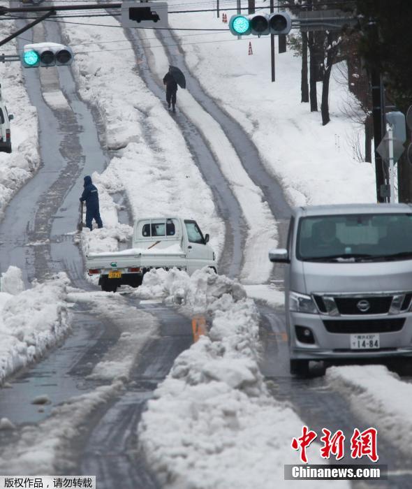 日本關東遭遇暴雪 路面積雪嚴重交通混亂
