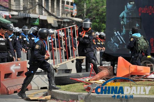 泰國警方展開“清場行動” 一抗議者、一警察身亡