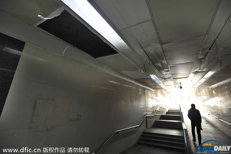 湖北：長港地下通道造價(jià)1200萬元 吊頂竟用紙糊膠粘