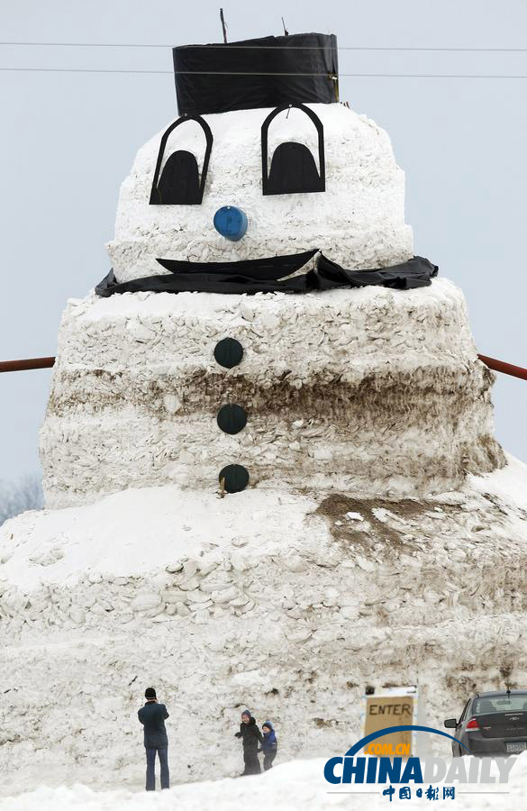 美國(guó)農(nóng)民堆出15米高雪人 引游客駐足留念