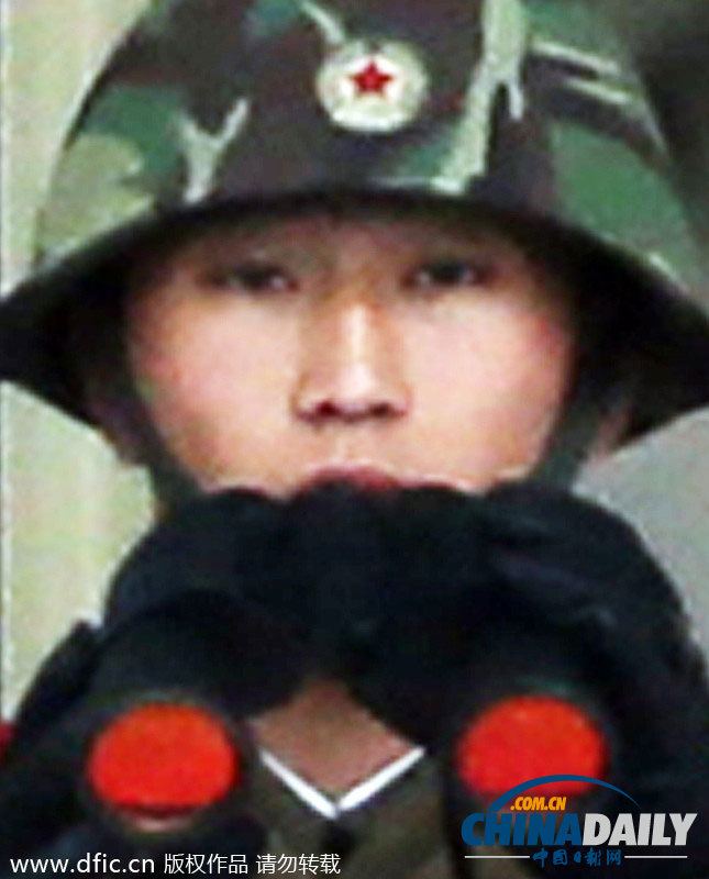 朝韓邊境板門店 朝鮮士兵舉望遠(yuǎn)鏡向外張望
